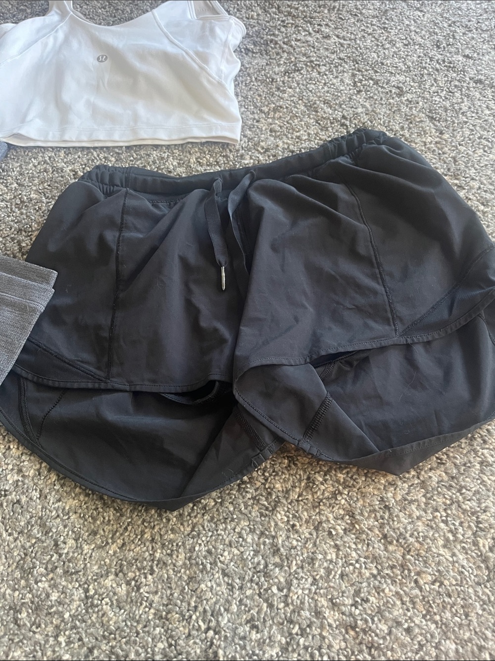 Lululemon Lot Size 6 top, shorts and leggings - Picture 4 of 11